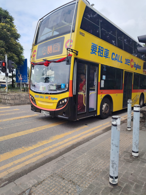 新人結婚租巴士綁繡球當花車 齊往目的地「囍」網民大讚好型：巴士情緣