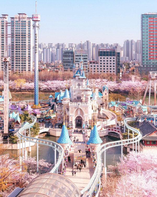 樂天世界四季更有不同景色。（圖片來源：Facebook@lotteworld）