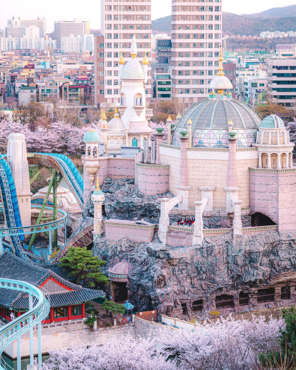 樂天世界四季更有不同景色。（圖片來源：Facebook@lotteworld）