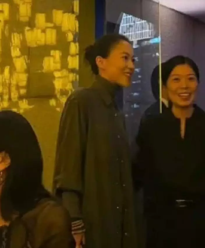 竇靖童複製王菲造型現身上海 完美遺傳媽媽氣質外貌引熱議 網友:以為王菲嚟咗!