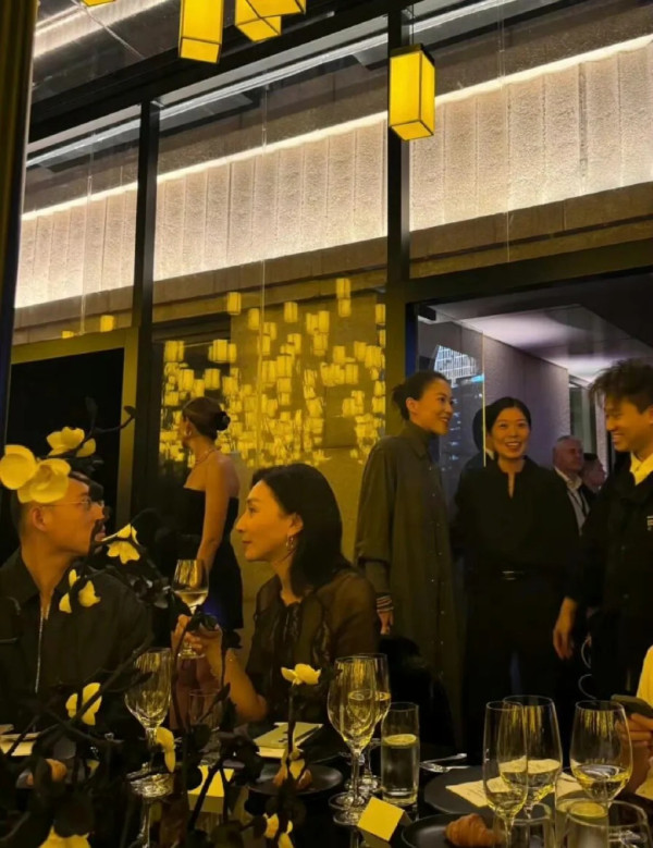 竇靖童複製王菲造型現身上海 完美遺傳媽媽氣質外貌引熱議 網友:以為王菲嚟咗!