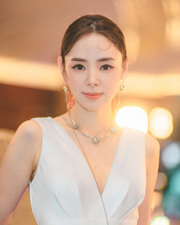 44歲TVB童顏人妻激罕公開囡囡近照 暴風長高少女味濃成潛力星二代