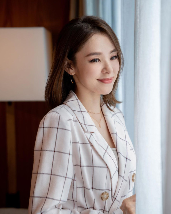 44歲TVB童顏人妻激罕公開囡囡近照 暴風長高少女味濃成潛力星二代