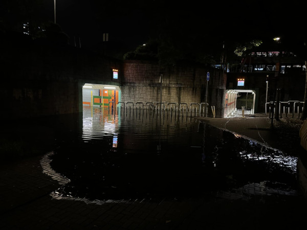 颱風萬宜遇上天文大潮| 全港多區水浸 大澳鯉魚門水位及膝 有民居今早仍未退水