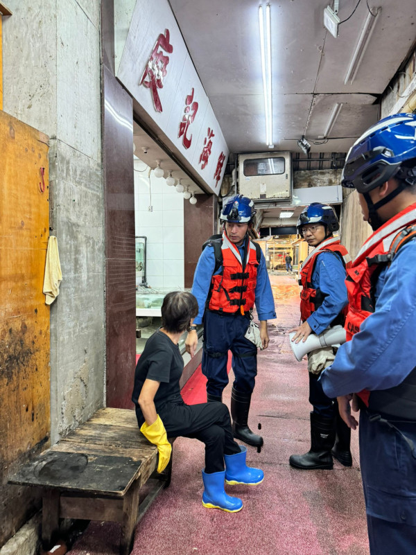 颱風萬宜遇上天文大潮| 全港多區水浸 大澳鯉魚門水位及膝 有民居今早仍未退水