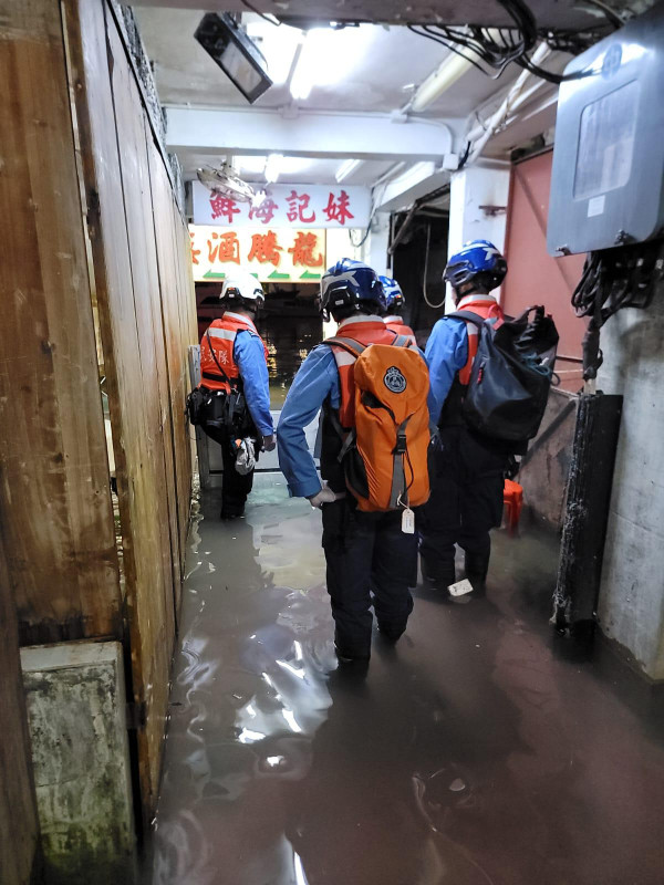 颱風萬宜遇上天文大潮| 全港多區水浸 大澳鯉魚門水位及膝 有民居今早仍未退水