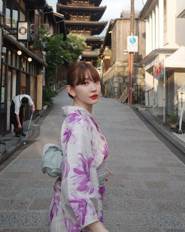 「日本第一美胸」小嶋陽菜出席寫真集活動遭狂迷強抱 色魔曾自稱台灣留學生 真實身份原來係… 