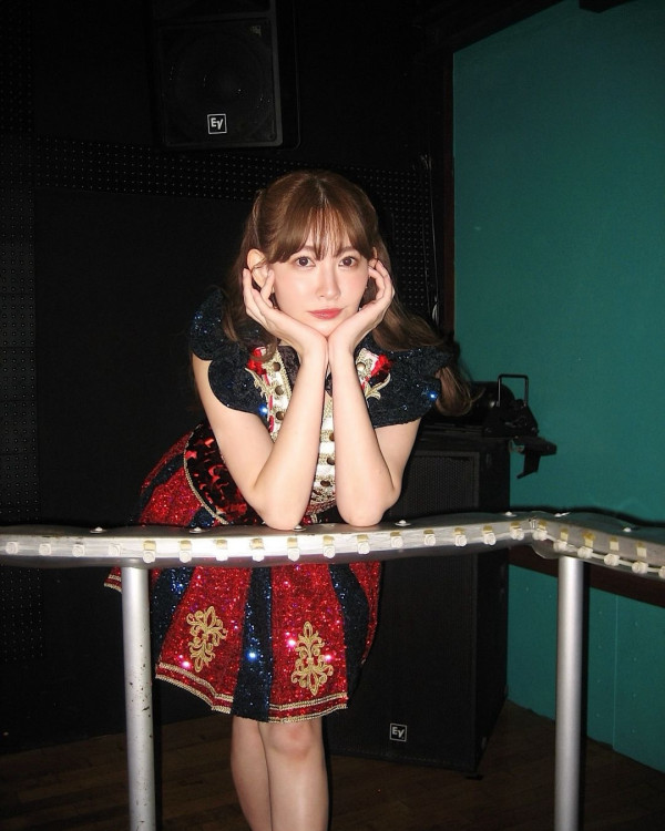 「日本第一美胸」小嶋陽菜出席寫真集活動遭狂迷強抱 色魔曾自稱台灣留學生 真實身份原來係… 