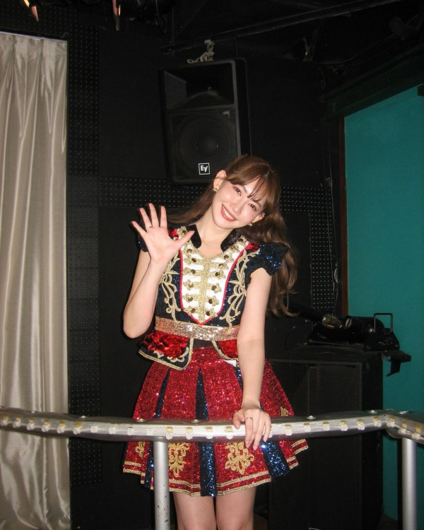 「日本第一美胸」小嶋陽菜出席寫真集活動遭狂迷強抱 色魔曾自稱台灣留學生 真實身份原來係… 