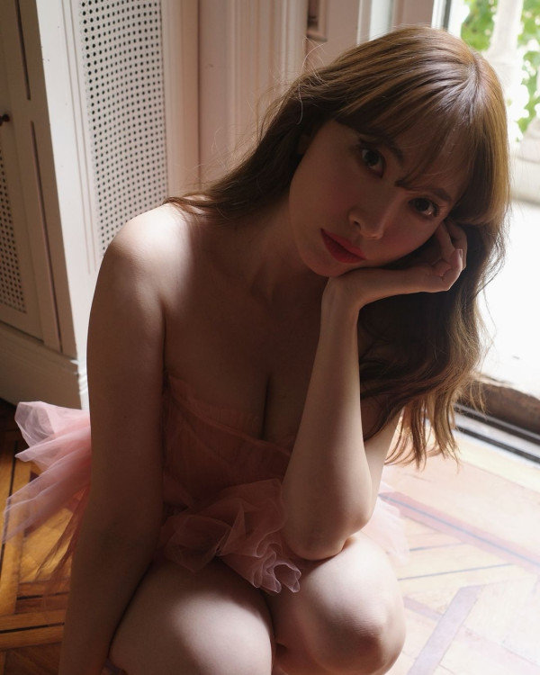 「日本第一美胸」小嶋陽菜出席寫真集活動遭狂迷強抱 色魔曾自稱台灣留學生 真實身份原來係… 