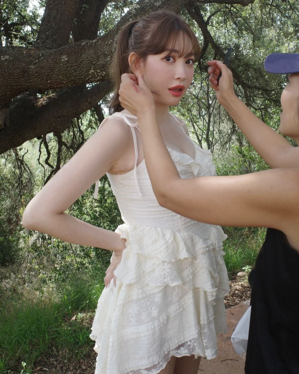 「日本第一美胸」小嶋陽菜出席寫真集活動遭狂迷強抱 色魔曾自稱台灣留學生 真實身份原來係… 