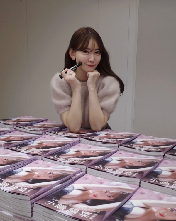 「日本第一美胸」小嶋陽菜出席寫真集活動遭狂迷強抱 色魔曾自稱台灣留學生 真實身份原來係… 