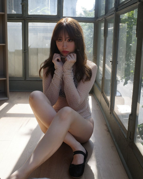 「日本第一美胸」小嶋陽菜出席寫真集活動遭狂迷強抱 色魔曾自稱台灣留學生 真實身份原來係… 