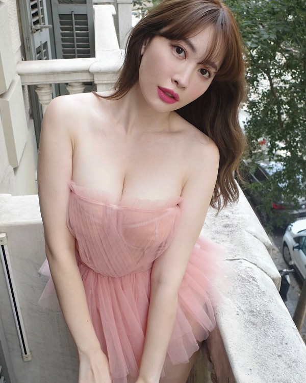 「日本第一美胸」小嶋陽菜出席寫真集活動遭狂迷強抱 色魔曾自稱台灣留學生 真實身份原來係… 