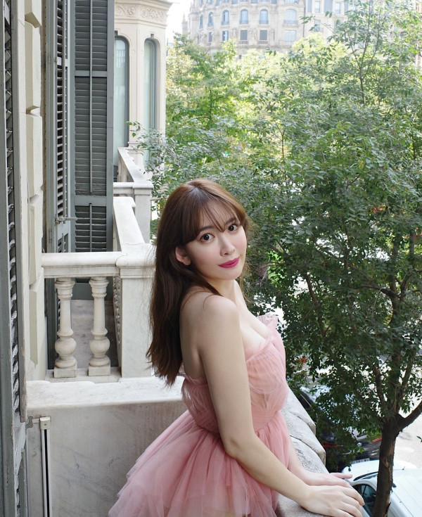 「日本第一美胸」小嶋陽菜出席寫真集活動遭狂迷強抱 色魔曾自稱台灣留學生 真實身份原來係… 