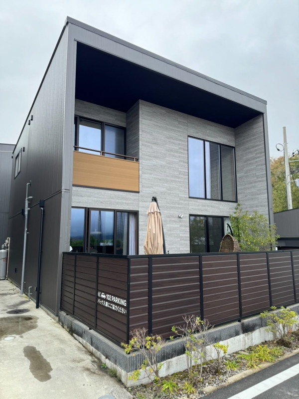 小提琴家跟團遊沖繩住酒店中伏 自嘲似工人房 網友：加錢同導遊換房 