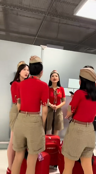 有片｜內地男沉浸式𥄫車模爆紅 獲網友封「條紋哥」 但下場慘了... 