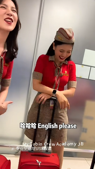 有片｜內地男沉浸式𥄫車模爆紅 獲網友封「條紋哥」 但下場慘了... 