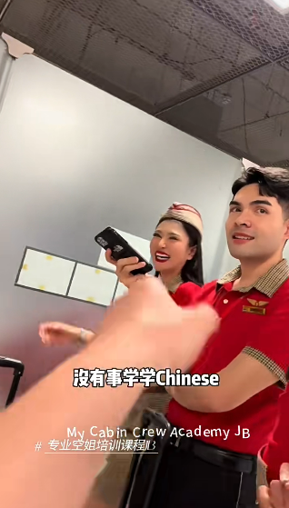 有片｜內地男沉浸式𥄫車模爆紅 獲網友封「條紋哥」 但下場慘了... 