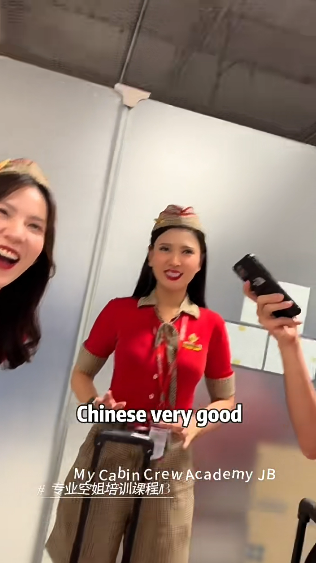 有片｜內地男沉浸式𥄫車模爆紅 獲網友封「條紋哥」 但下場慘了... 