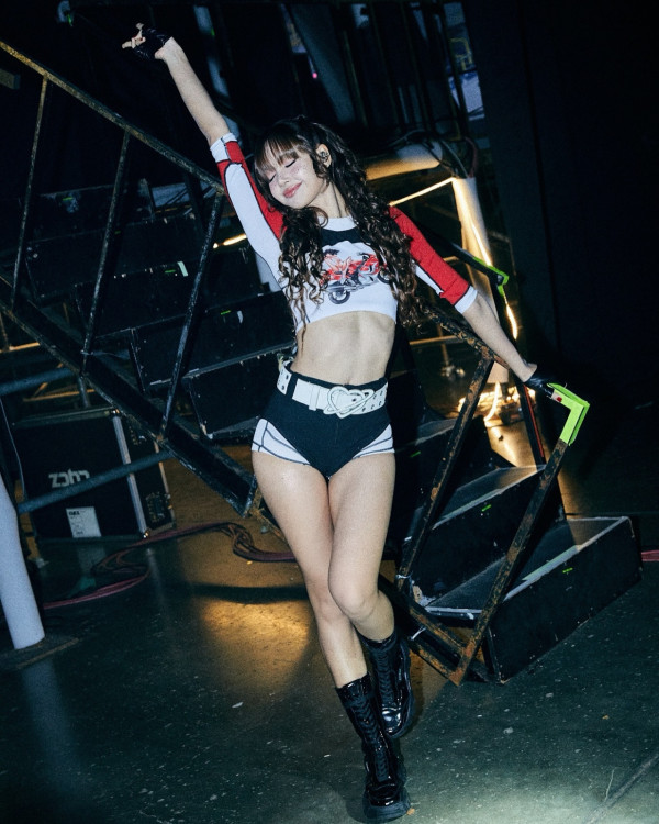 泰國最強名媛激罕同框Lisa！影片1天吸1百萬讚！一互動細節揭真實交情！ 