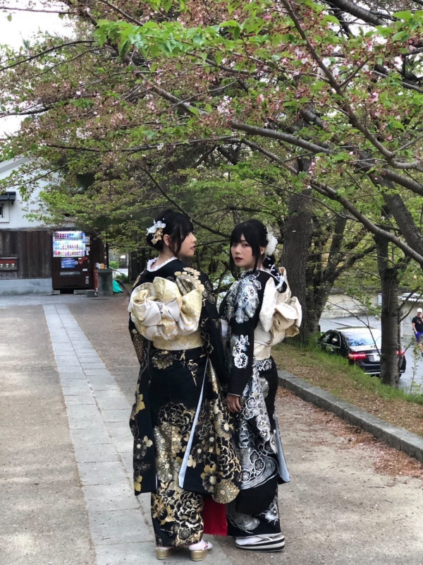 小提琴家跟團遊沖繩住酒店中伏 自嘲似工人房 網友：加錢同導遊換房 