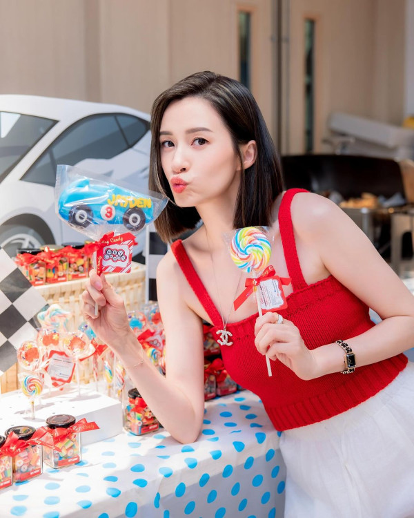 沈卓盈豪宅性感晒白滑長腿似少女！41歲闊太逆生長狀態更勝全盛時期