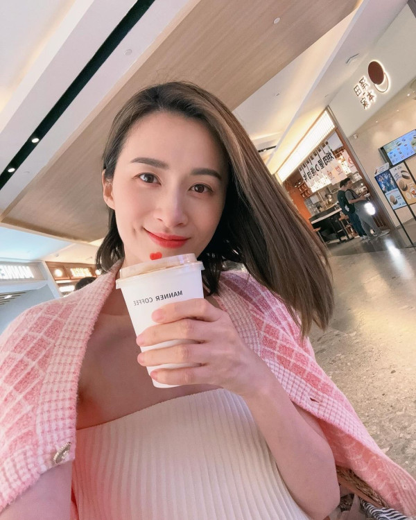 沈卓盈豪宅性感晒白滑長腿似少女！41歲闊太逆生長狀態更勝全盛時期