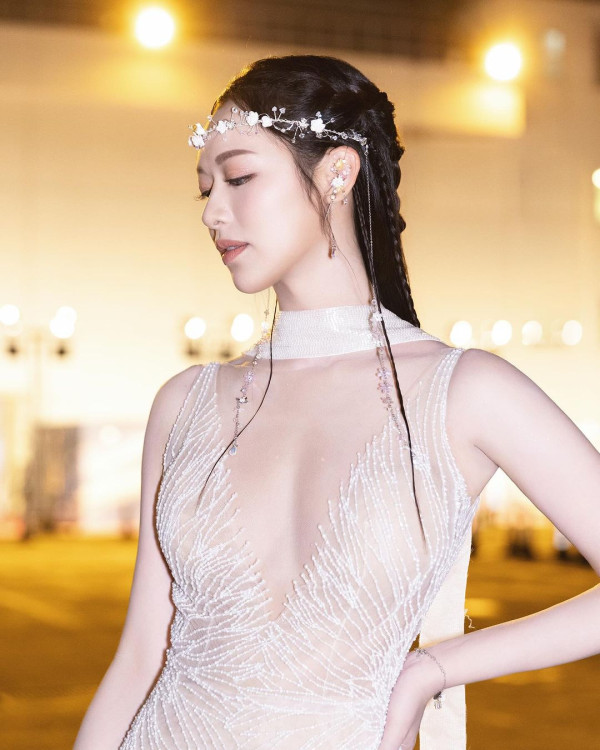 馮盈盈廣州酒樓被偶遇偷拍！真人被批冇星味似路人！ 