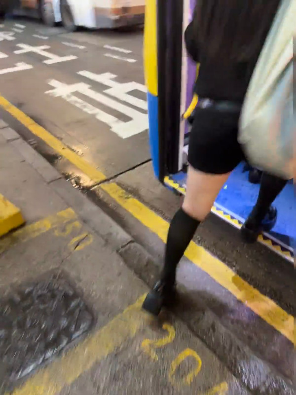 小紅書熱議尖沙咀仿真熊貓 反應兩極:好抽象/應該用四腳行走