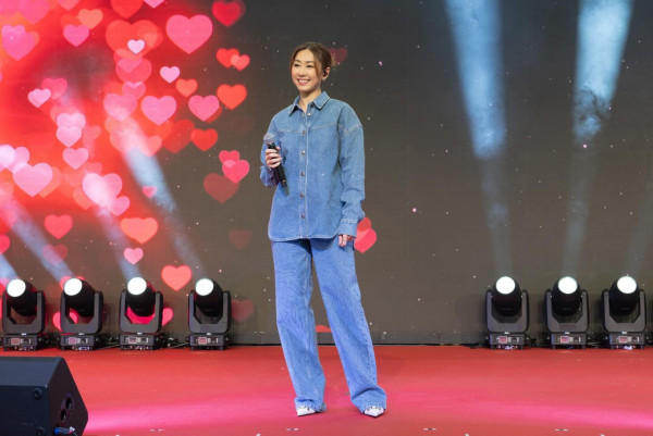 胡定欣醫生男友真身曝光！熱戀期罕有甜蜜放閃獲讚：好有夫妻相