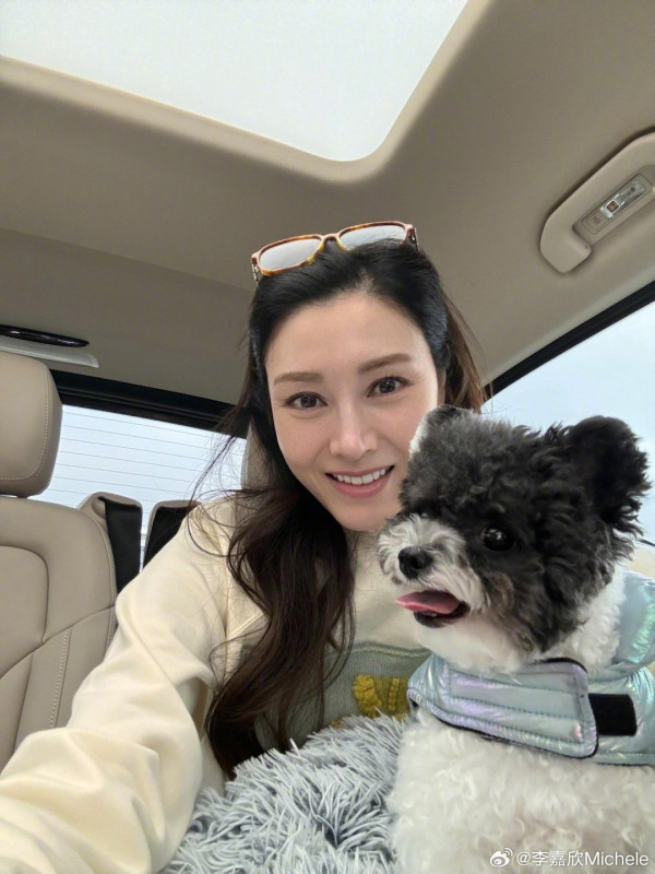 54歲大美人孖富商老公滑雪 情深對望獲讚似「神仙眷侶」 