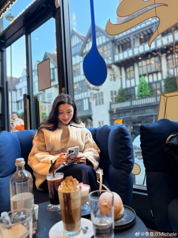 54歲大美人孖富商老公滑雪 情深對望獲讚似「神仙眷侶」 