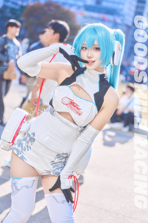 賽車服初音Cosplay 可愛自信氣質 還原虛擬歌姫魅力