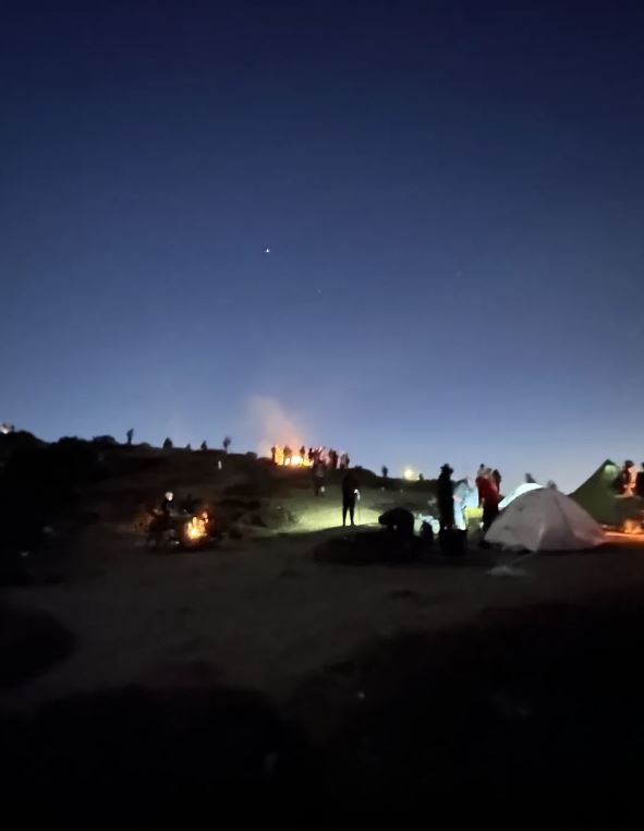 遊客夜爬大牯牛山睇日出雲海 不敵嚴寒燒山取暖！12人遭處罰 