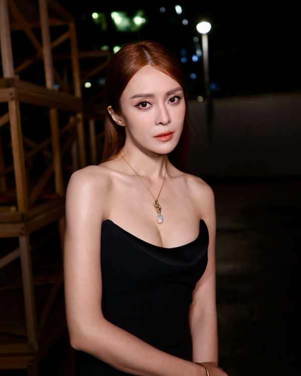 張曦雯黑髮小背心露酥胸惹火世一 性感女人味滿瀉獲封「女神天花板」