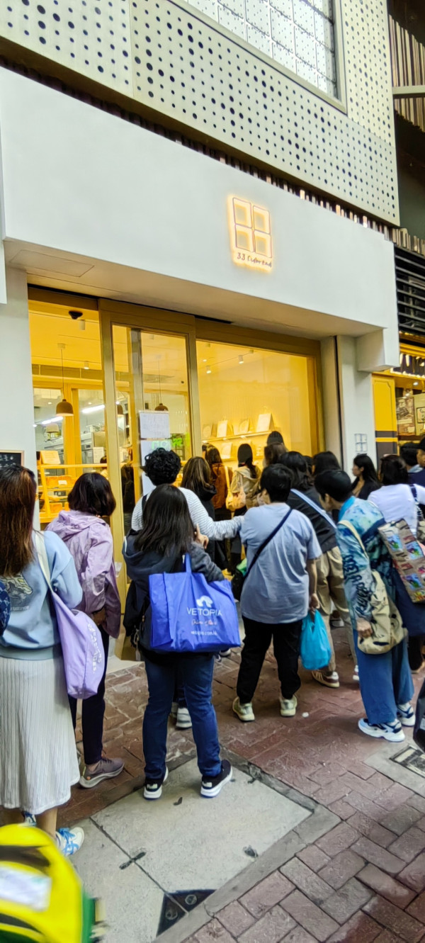 唐詩詠麵包店「33cubread」現長長人龍（圖片來源：Facebook群組@香港茶餐廳及美食關注組）