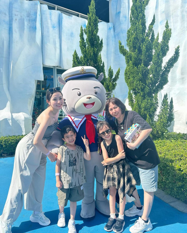 楊洛婷與老公巴黎鐵塔下浪漫留影 重穿十年前婚禮晚裝 身材依然弗爆 