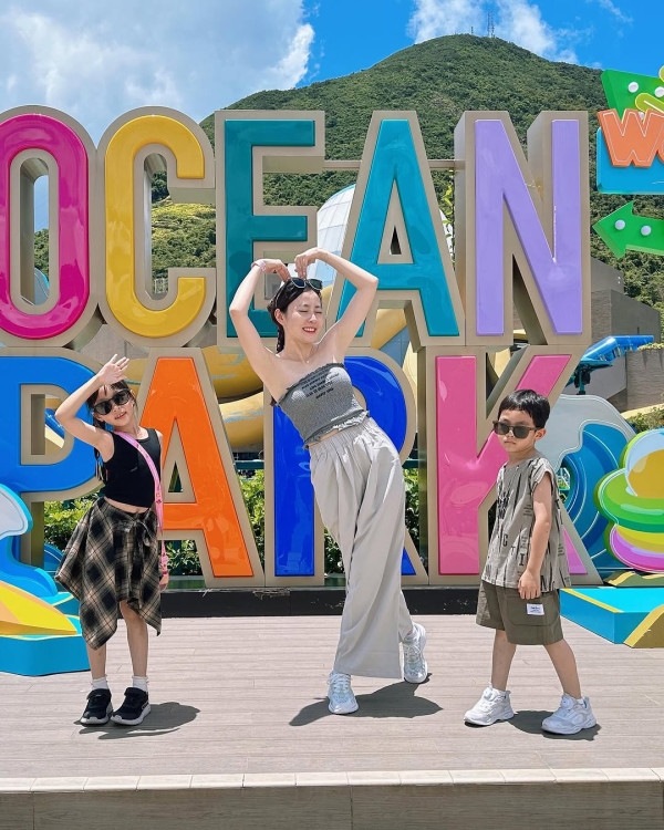 楊洛婷與老公巴黎鐵塔下浪漫留影 重穿十年前婚禮晚裝 身材依然弗爆 