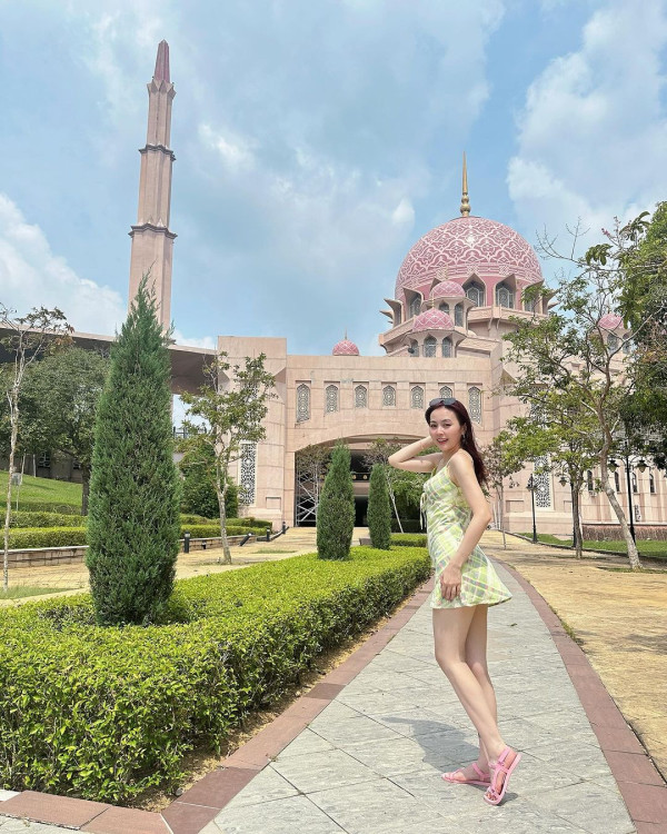 楊洛婷與老公巴黎鐵塔下浪漫留影 重穿十年前婚禮晚裝 身材依然弗爆 