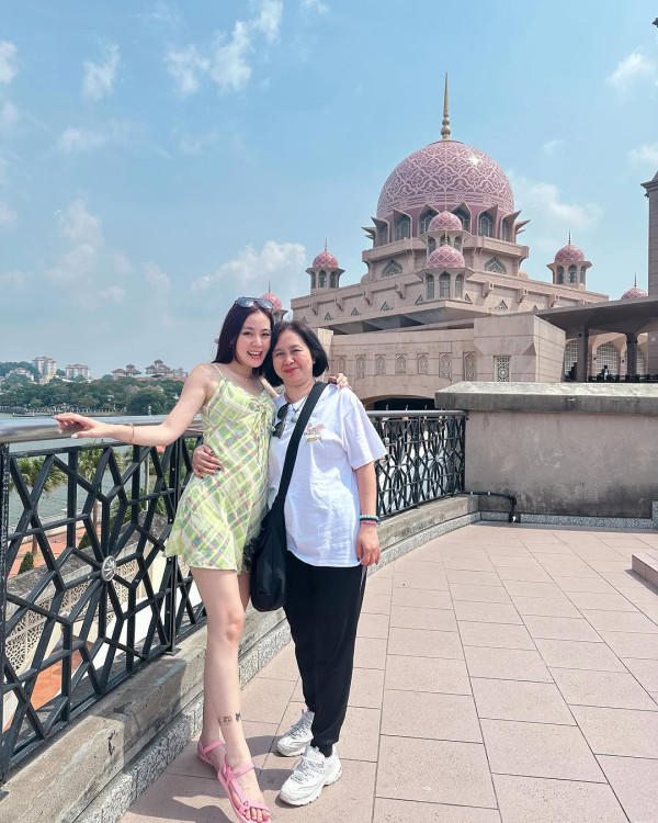 楊洛婷與老公巴黎鐵塔下浪漫留影 重穿十年前婚禮晚裝 身材依然弗爆 