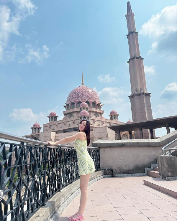 楊洛婷與老公巴黎鐵塔下浪漫留影 重穿十年前婚禮晚裝 身材依然弗爆 