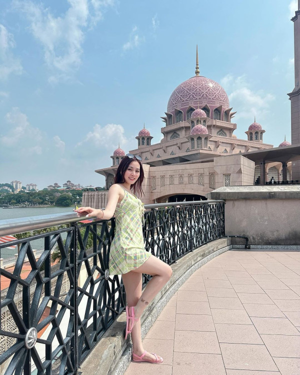 楊洛婷與老公巴黎鐵塔下浪漫留影 重穿十年前婚禮晚裝 身材依然弗爆 