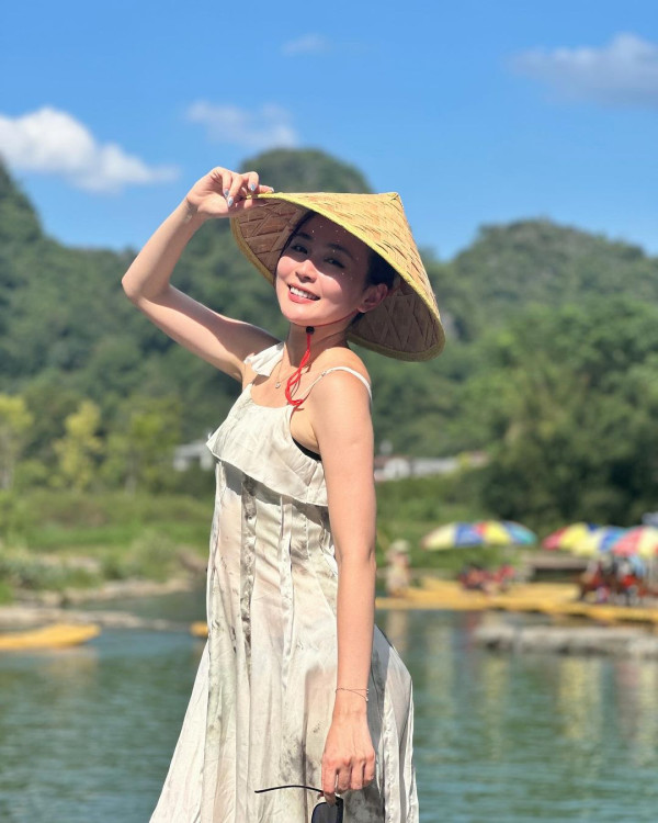 楊洛婷與老公巴黎鐵塔下浪漫留影 重穿十年前婚禮晚裝 身材依然弗爆 