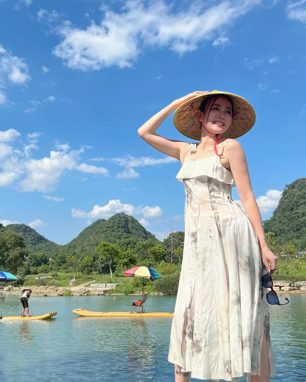 楊洛婷與老公巴黎鐵塔下浪漫留影 重穿十年前婚禮晚裝 身材依然弗爆 