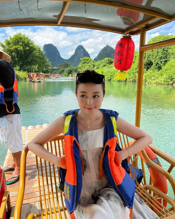 楊洛婷與老公巴黎鐵塔下浪漫留影 重穿十年前婚禮晚裝 身材依然弗爆 