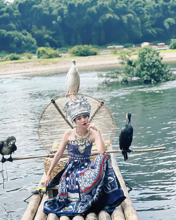 楊洛婷與老公巴黎鐵塔下浪漫留影 重穿十年前婚禮晚裝 身材依然弗爆 