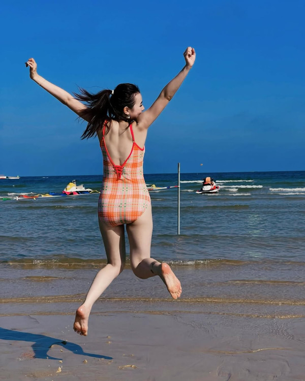 楊洛婷與老公巴黎鐵塔下浪漫留影 重穿十年前婚禮晚裝 身材依然弗爆 