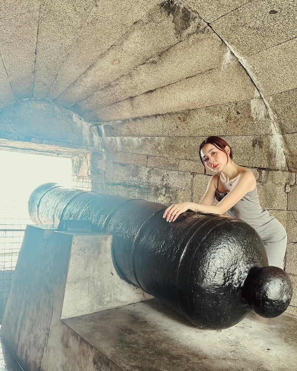 楊洛婷與老公巴黎鐵塔下浪漫留影 重穿十年前婚禮晚裝 身材依然弗爆 