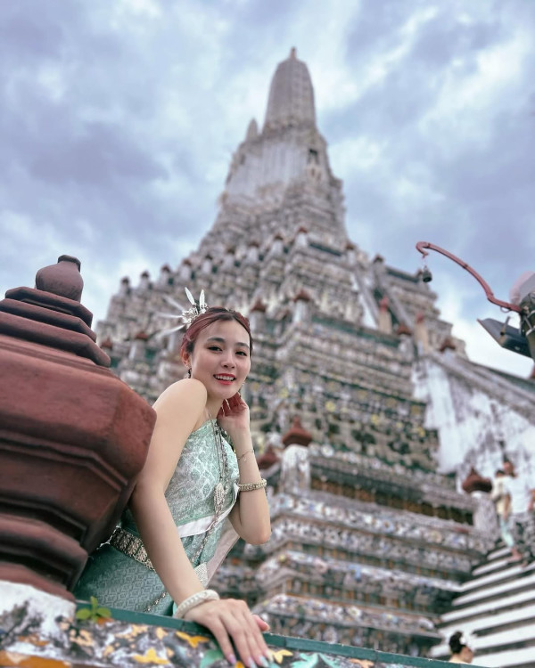 楊洛婷與老公巴黎鐵塔下浪漫留影 重穿十年前婚禮晚裝 身材依然弗爆 